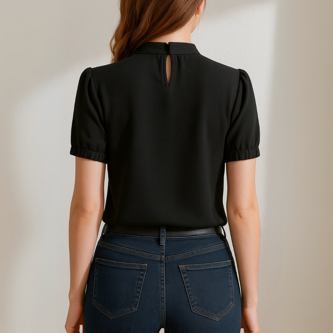 INGE | Schwarze Plissee-Bluse mit Cut-Out-Ärmeln